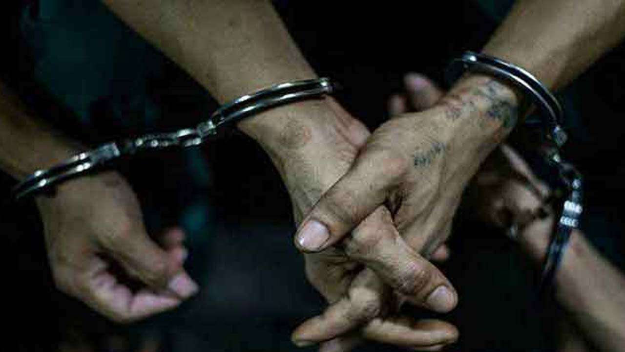 கோயிலில் பெண் வேடமிட்டு சங்கிலி அறுத்த ஆண் -  நால்வர் கைது