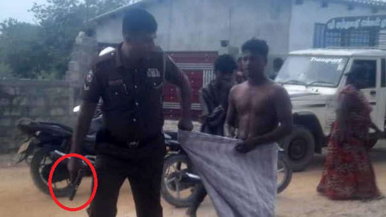 துப்பாக்கி முனையில் இழுத்து செல்லப்படும் இளைஞன் - யாழில் பொலிஸார் அடாவடி