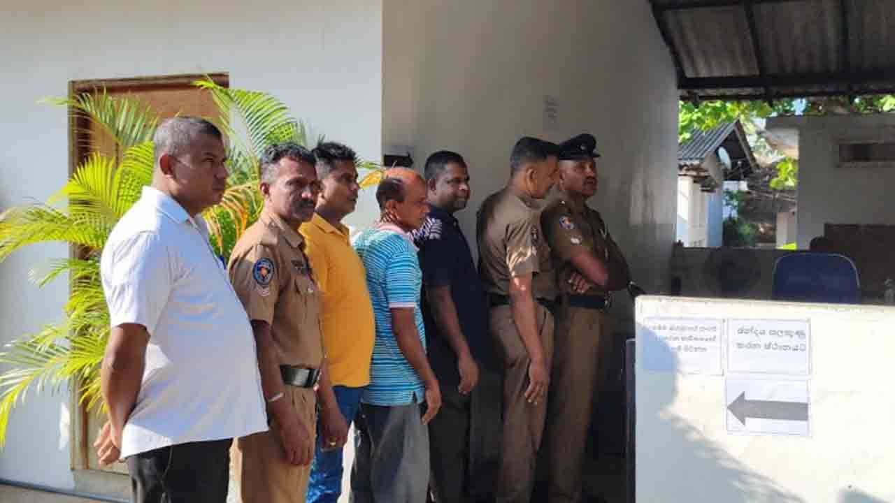 வவுனியாவில் தபால் மூல வாக்களிப்பு ஆரம்பம்!