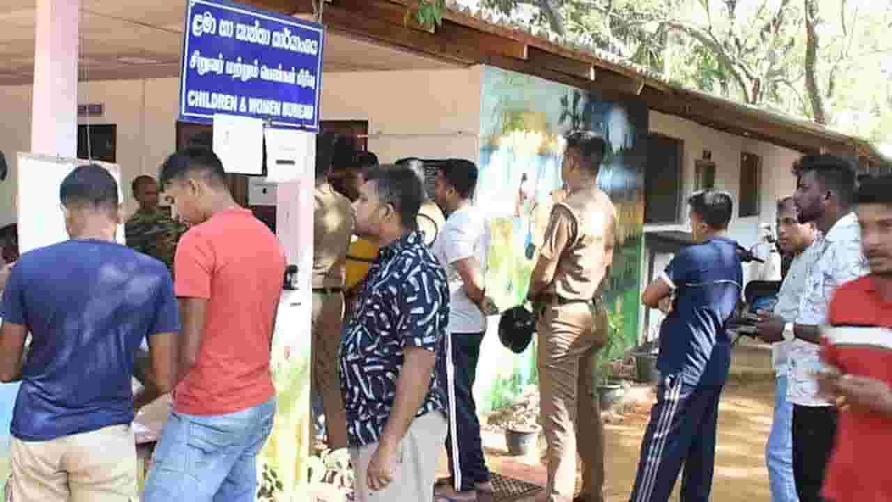 கிளிநொச்சியில் தபால் மூல வாக்களிப்பு