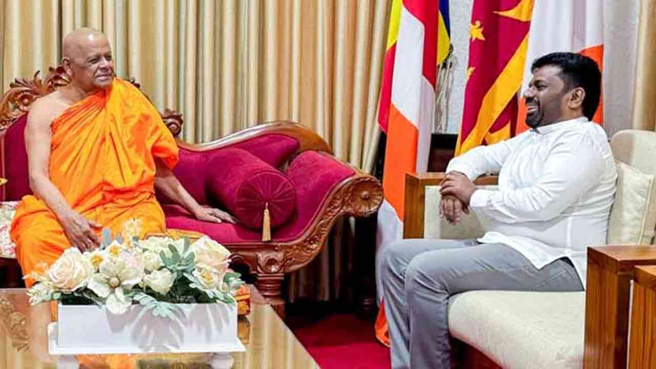 மல்வத்து, அஸ்கிரி மகா நாயக்க தேரர்களை சந்தித்து ஜனாதிபதி ஆசிபெற்றார்