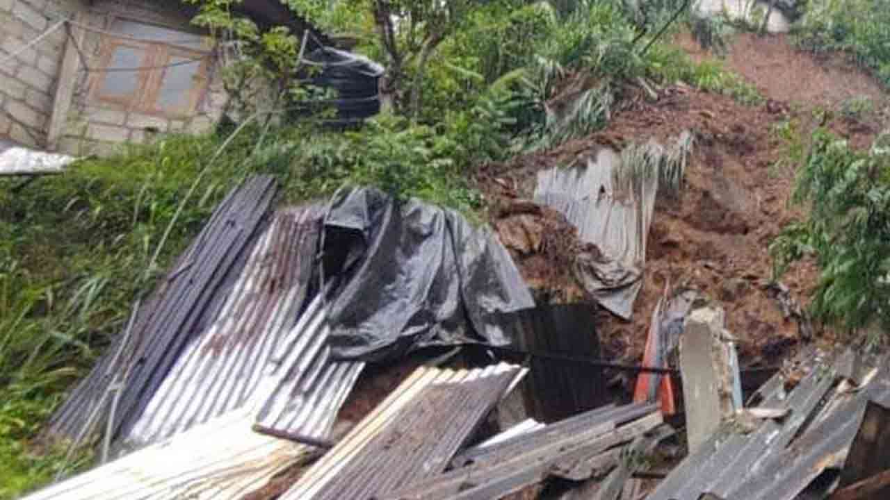 மண்மேடு சரிந்து வீழ்ந்ததில் வீடொன்று சேதம்