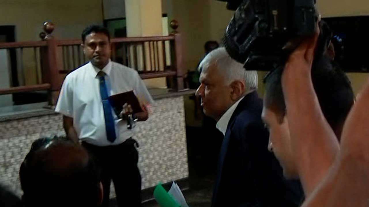 இலஞ்ச விசாரணை ஆணைக்குழுவில் முன்னிலையானார் ரணில்!