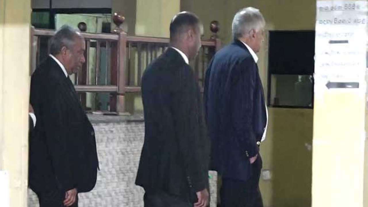 ஊழல் விசாரணை ஆணைக்குழுவிலிருந்து வௌியேறிய ரணில்