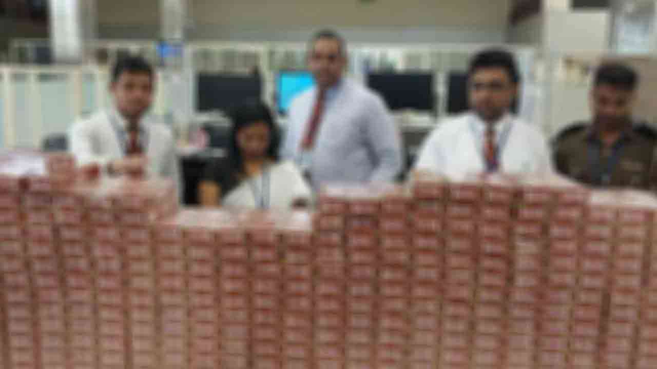 சட்டவிரோத சிகரெட் தொகையுடன் இலங்கை பயணி கைது