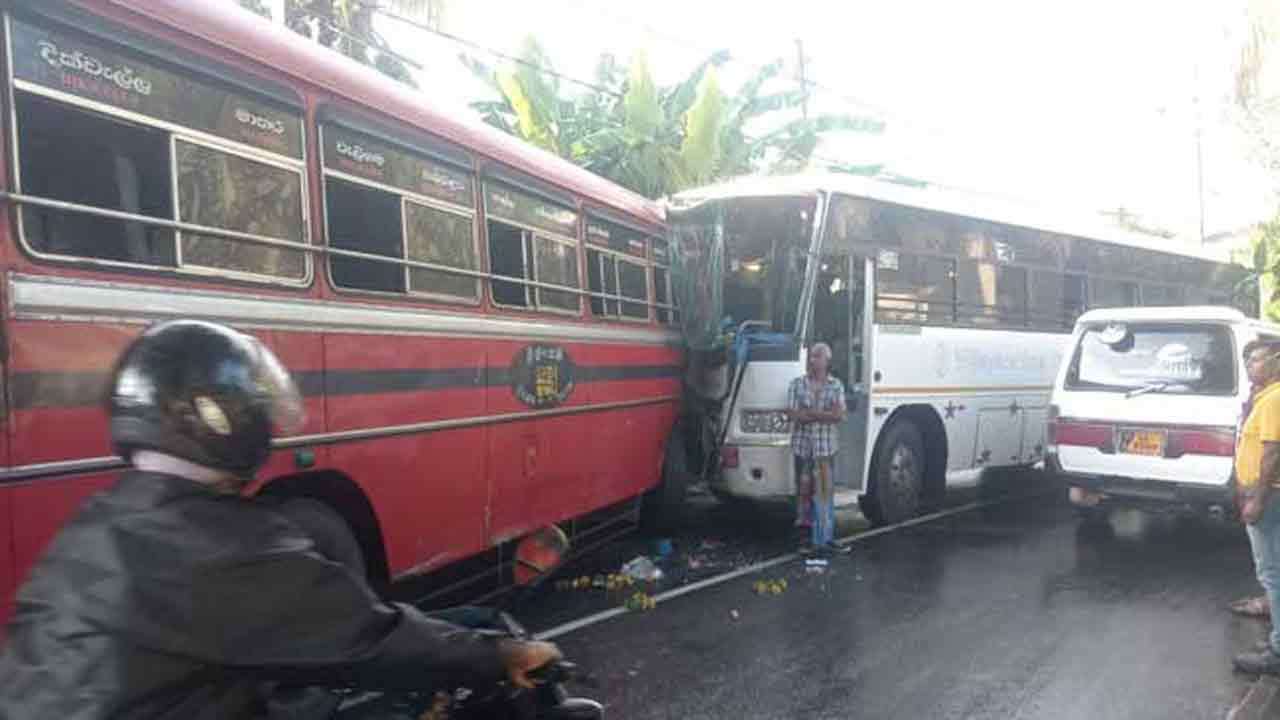 தனியார், அரச பேருந்துகள் நேருக்கு நேர் மோதி விபத்து - 30 பேர் காயம்