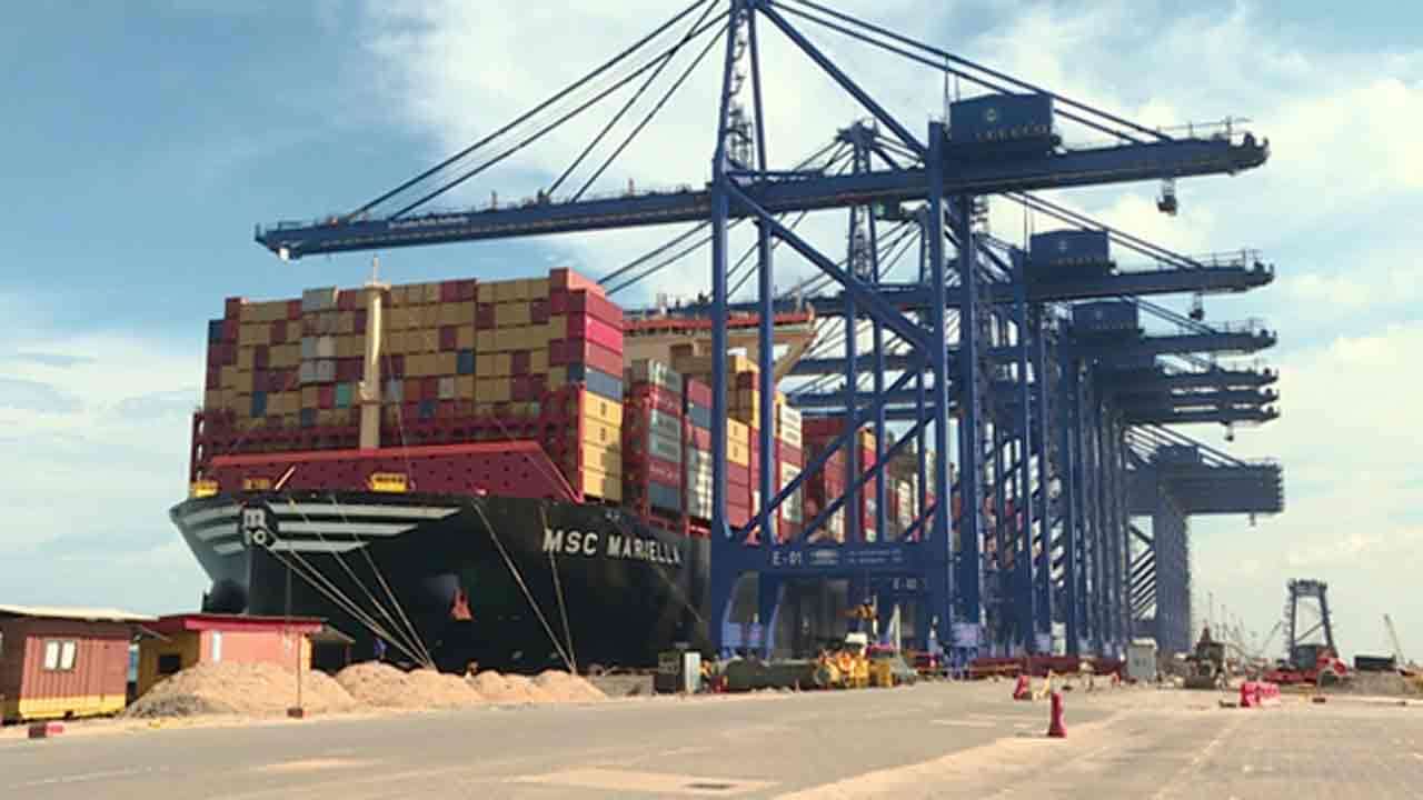 கொழும்பு துறைமுகத்திற்கு வந்தடைந்த உலகின் மிகப்பெரிய சரக்குக் கப்பல் 