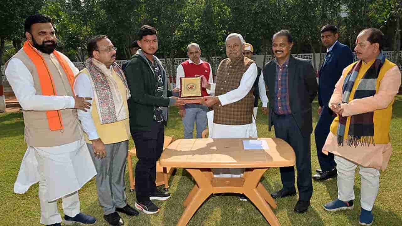 சதமடித்த சிறுவனுக்கு 10 இலட்சம் ரூபா பரிசளித்த பீகார் முதல்வர்