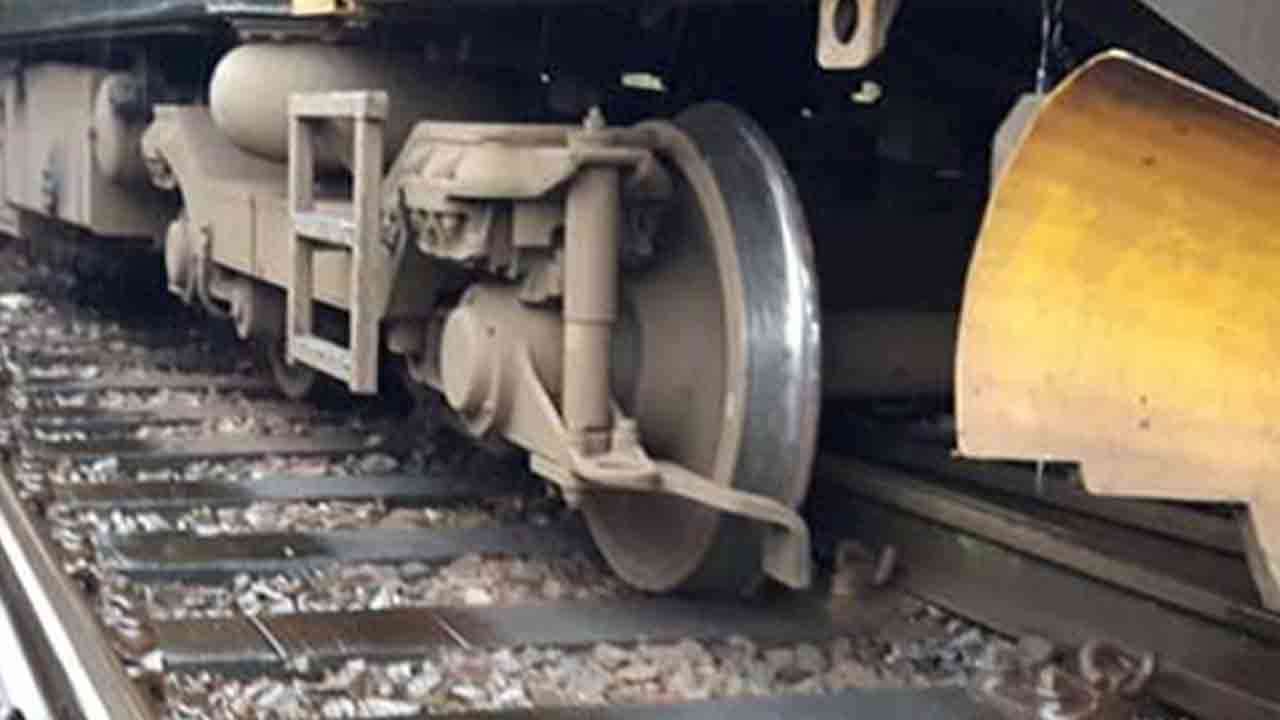 கொழும்பில் தடம்புரண்ட ரயில் 