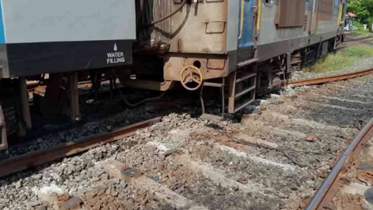 கொழும்பில் தடம்புரண்ட மற்றொரு ரயில்