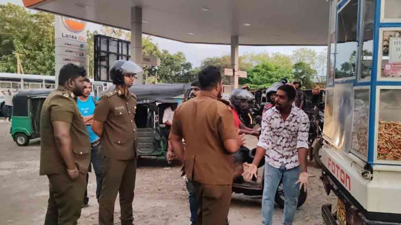 சுகாதார பரிசோதகர்களின் கடமைக்கு இடையூறு விளைவித்த இருவர் கைது
