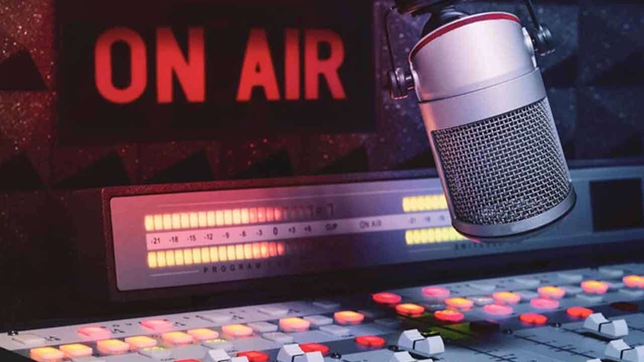 பாகிஸ்தான் FM வானொலிகளில் இந்திய பாடல்களை ஒளிபரப்பத் தடை