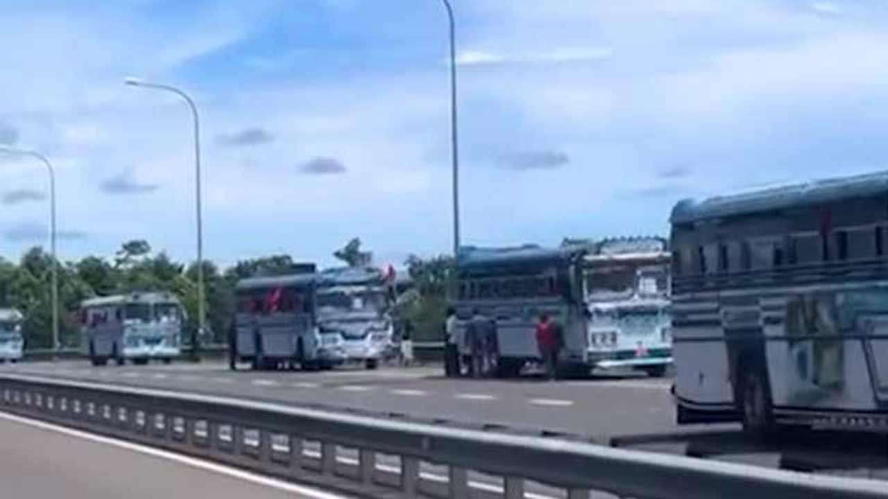 அதிவேக வீதியில் நிறுத்தப்பட்ட பேருந்துகள் - காரணம் வௌியானது 