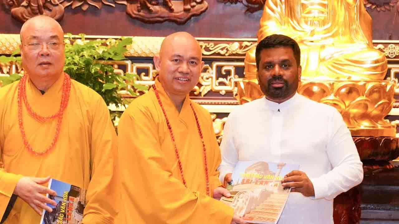 பாய் டின் (Bai Dinh) விகாரையில்  வழிபாடுகளில் ஈடுபட்ட ஜனாதிபதி!