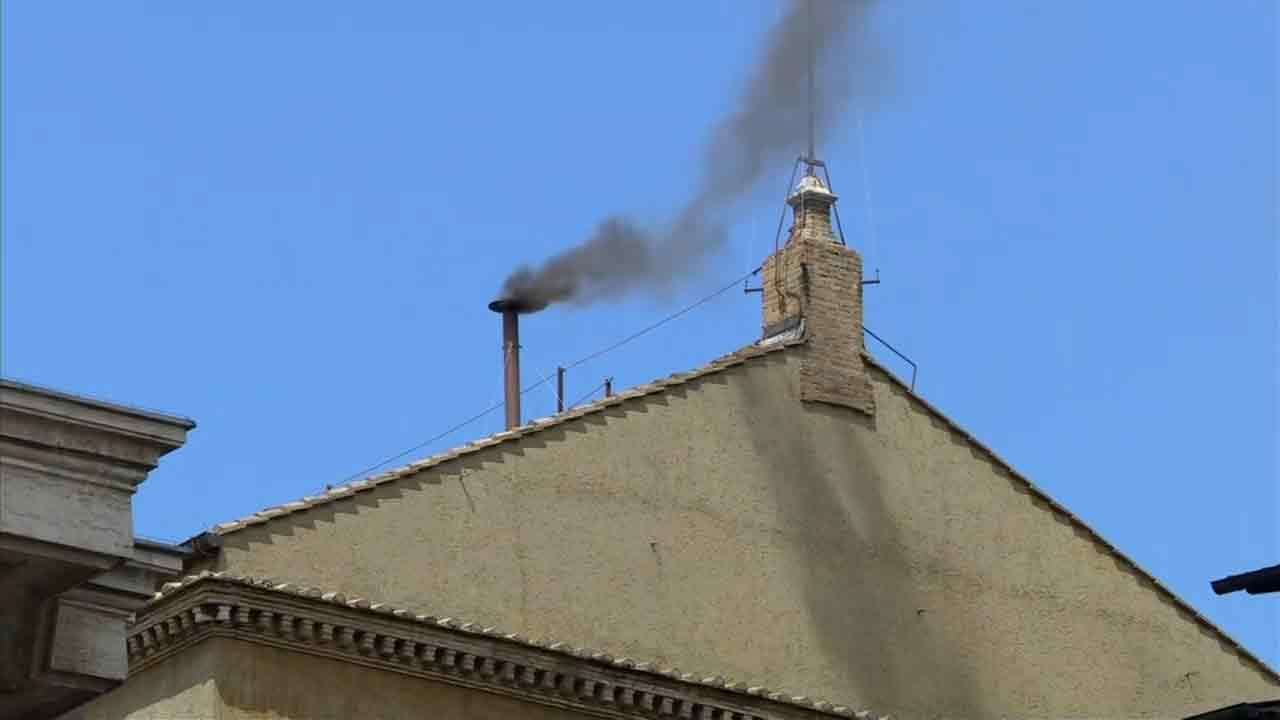 புதிய பாப்பரசர் தெரிவில் மீண்டும் வௌியான கரும்புகை