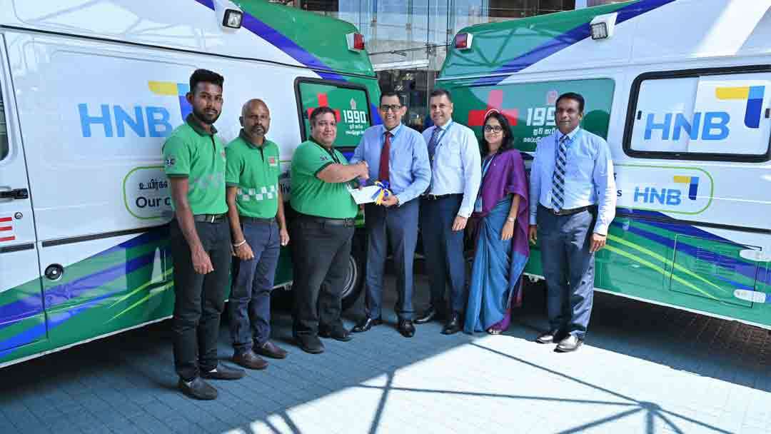 அவசரகால மருத்துவமனை சிகிச்சை சேவைகளை மேலும் விரிவாக்க சுவசெரிய அறக்கட்டளைக்கு இரண்டு புதிய அம்பியூலன்ஸ்களை நன்கொடையாக வழங்கிய HNB