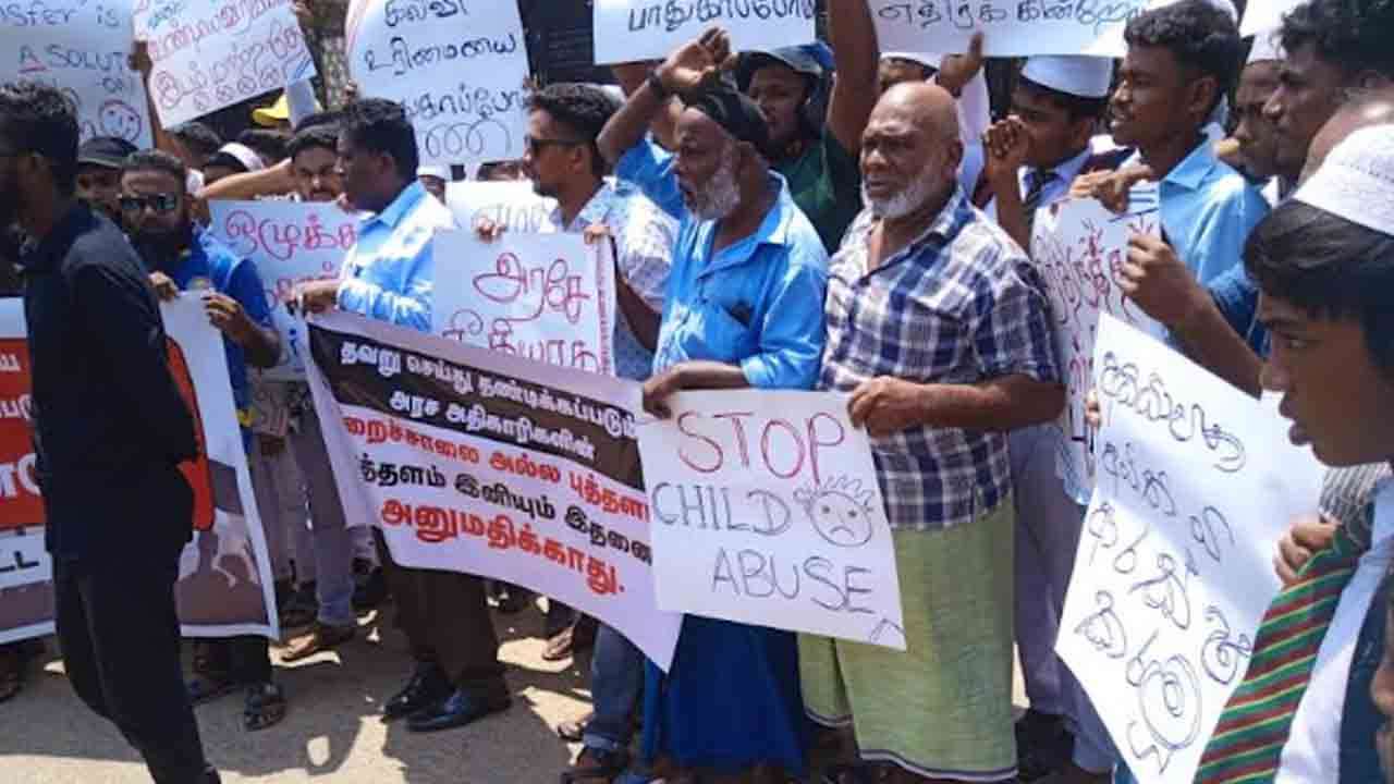 கொழும்பு ஆசிரியர் எமக்கு வேண்டாம் - புத்தளத்தில் ஆர்ப்பாட்டம்