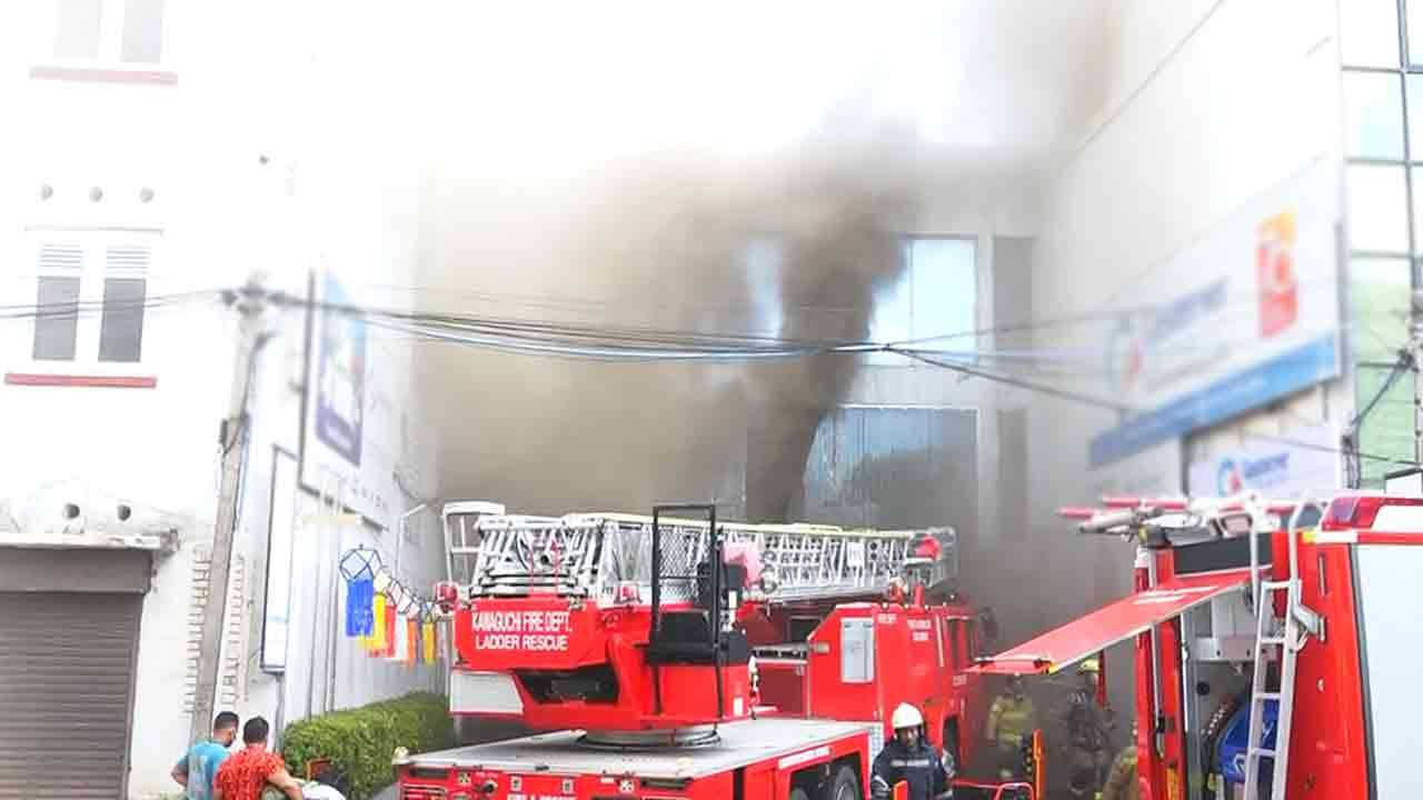 கொழும்பில் இரண்டு கட்டிடங்களில் தீ பரவல்