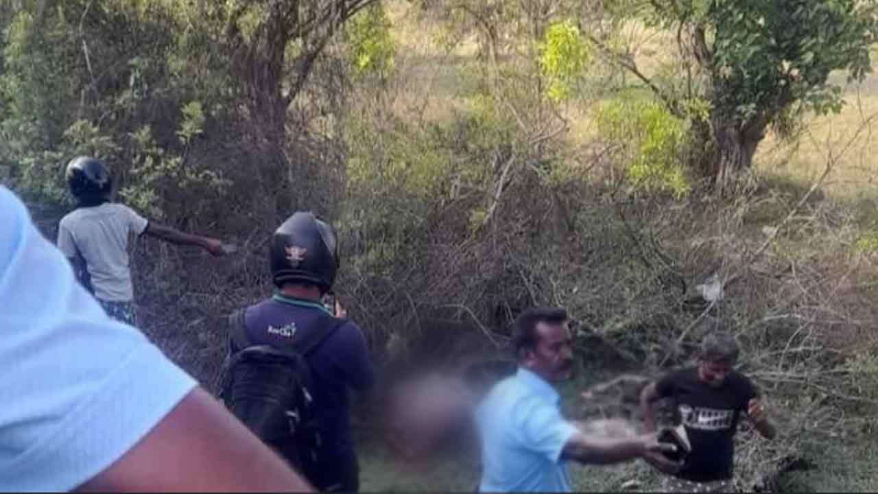 ரயிலுடன் மோதிய மோட்டார் சைக்கிள் - ஒருவர் பலி