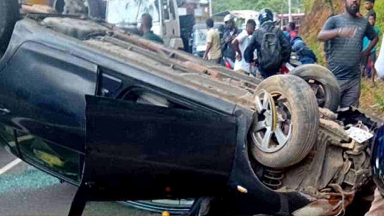 தலாவாக்கலை பகுதியில் காரொன்று விபத்து