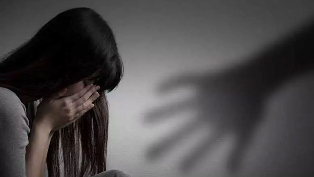 விமான பணிப்பெண்ணுக்கு பாலியல் தொல்லை : இந்திய நபருக்கு 3 வாரம் சிறை தண்டனை