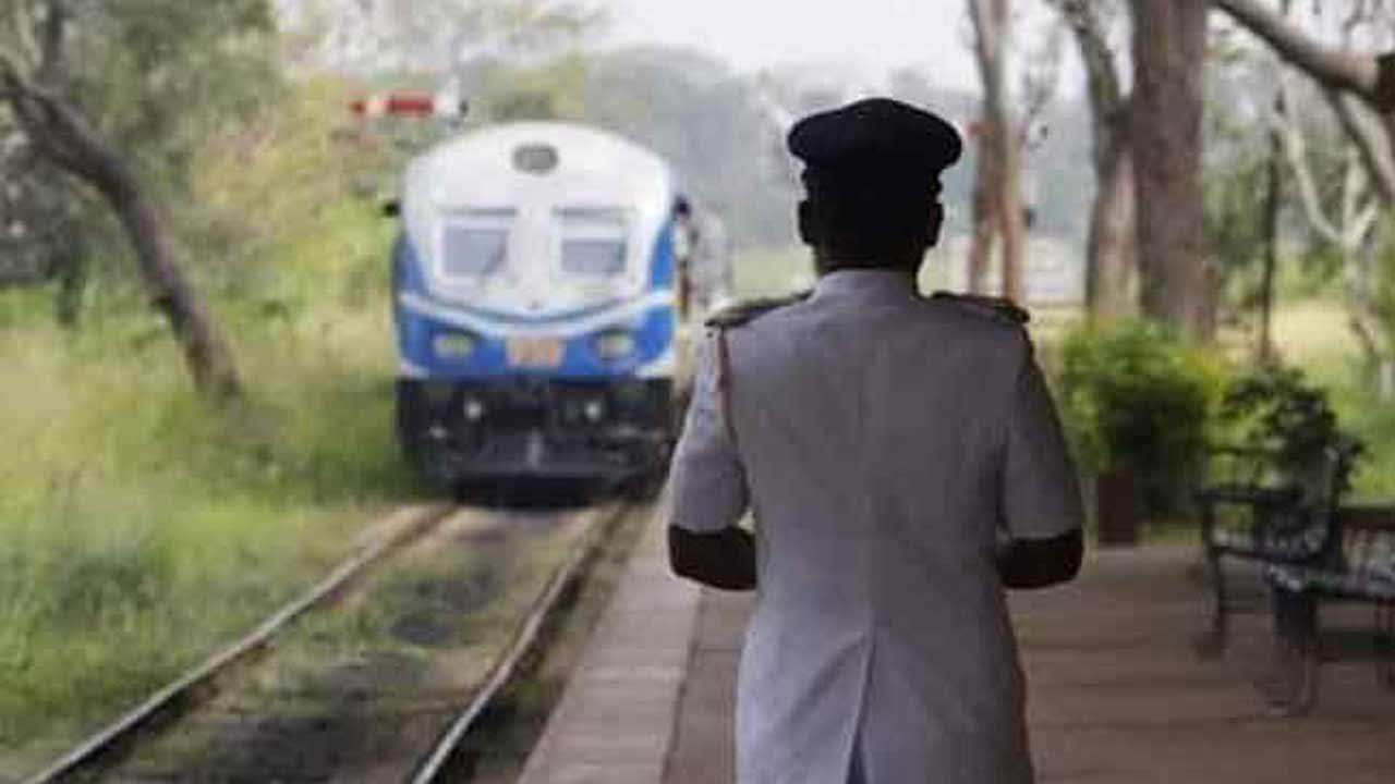 ரயில் நிலைய பொறுப்பதிகாரிகள் வேலைநிறுத்தம்