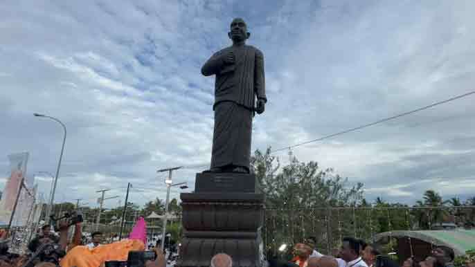 விபுலானந்த அடிகளாரின் 12 அடி உயரம் கொண்ட கற்சிலை