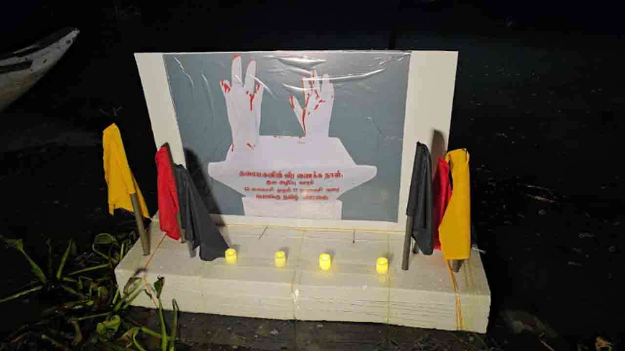 கல்லடி பாலத்து வாவியில் மிதந்த  நினைவு தூபியால் பரபரப்பு