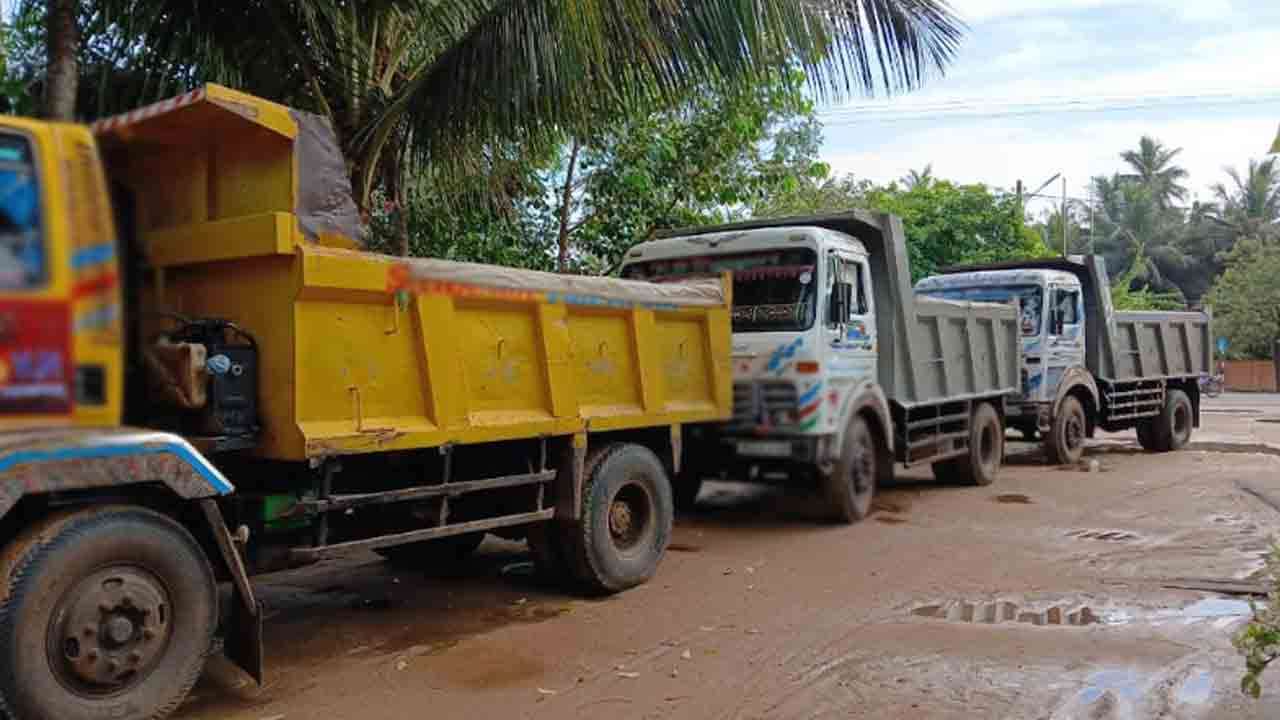 இருவேறு குற்றச்சாட்டில் மூன்று டிப்பர்கள் பொலிஸாரால் பறிமுதல்