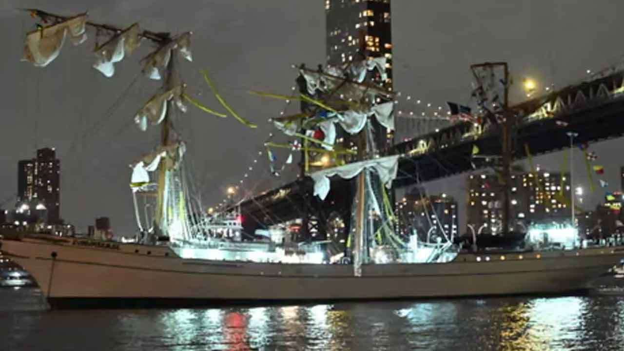 புரூக்ளின் பாலத்தின் மீது மோதிய கப்பல் - 2 பேர் உயிரிழப்பு