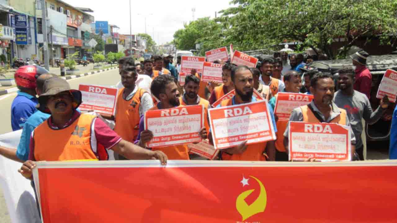  வீதி அதிகார சபை தற்காலிக ஊழியர்கள் ஆர்ப்பாட்டம்