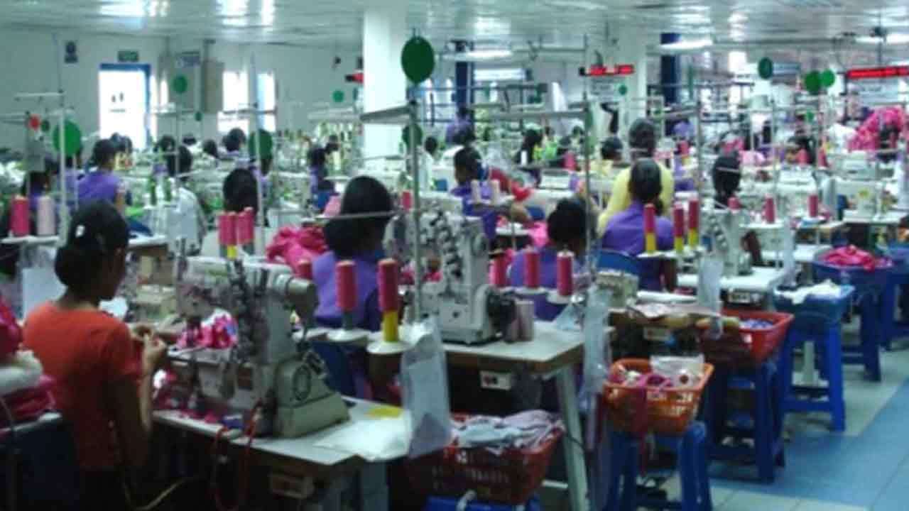 கட்டுநாயக்கவில் திடீரென மூடப்பட்ட ஆடைத் தொழிற்சாலை!