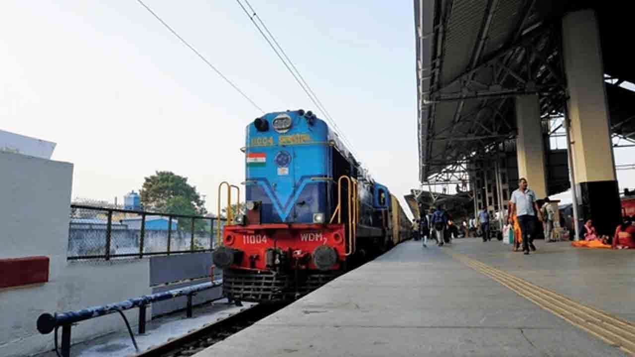 2 ரயில்கள் வந்ததால் பரபரப்பு