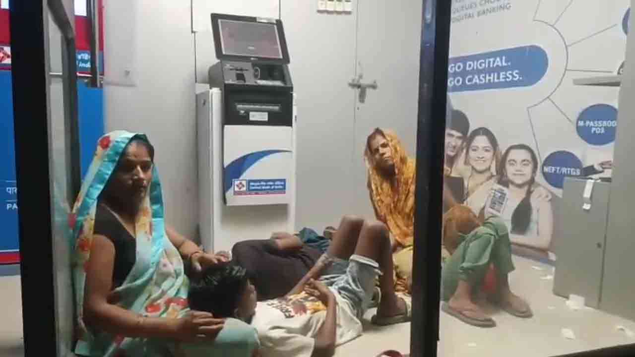 ஏடிஎம்-ல் தஞ்சம் அடைந்த குடும்பம்!