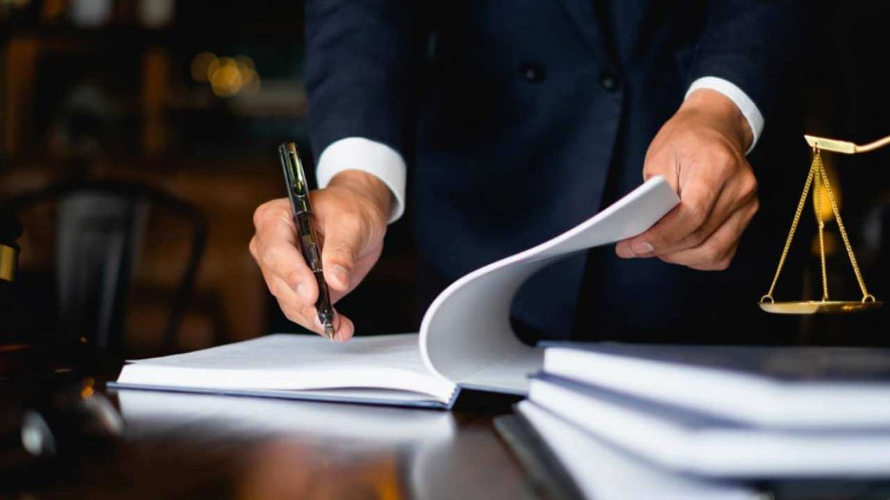 நீதிபதிக்கு தகாத குறுஞ்செய்திகளை அனுப்பிய சட்டத்தரணி ஒருவர் கைது