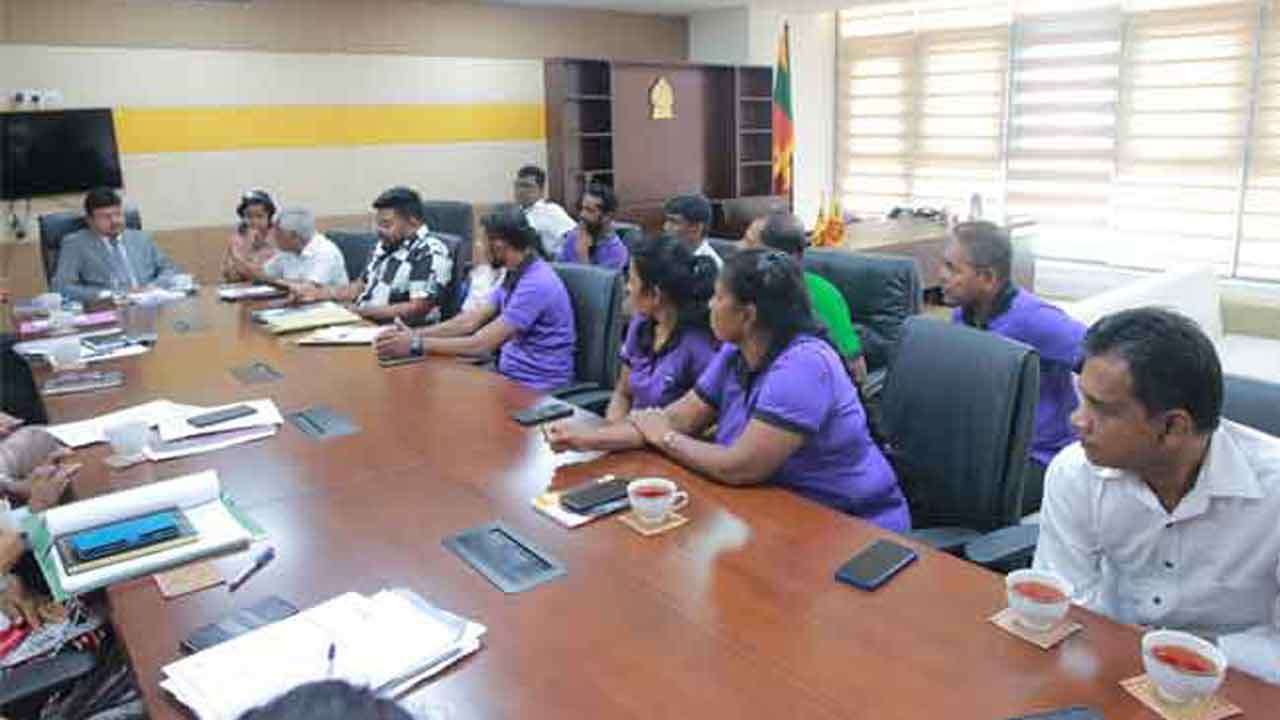 பிரதி அமைச்சரை சந்தித்த மூடப்பட்ட NEXT ஆடைத் தொழிற்சாலை ஊழியர்கள்