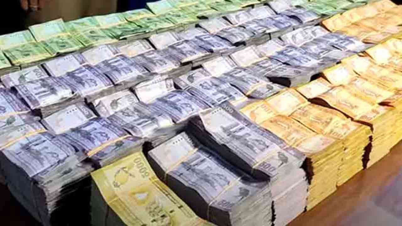 தொடுவாவையில் சிக்கிய பெருந்தொகை பணம்