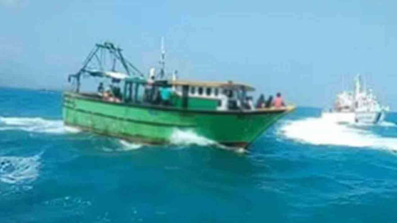 ஆழ்கடலில் பெருமளவு போதைப்பொருளுடன் சிக்கிய படகுகள்