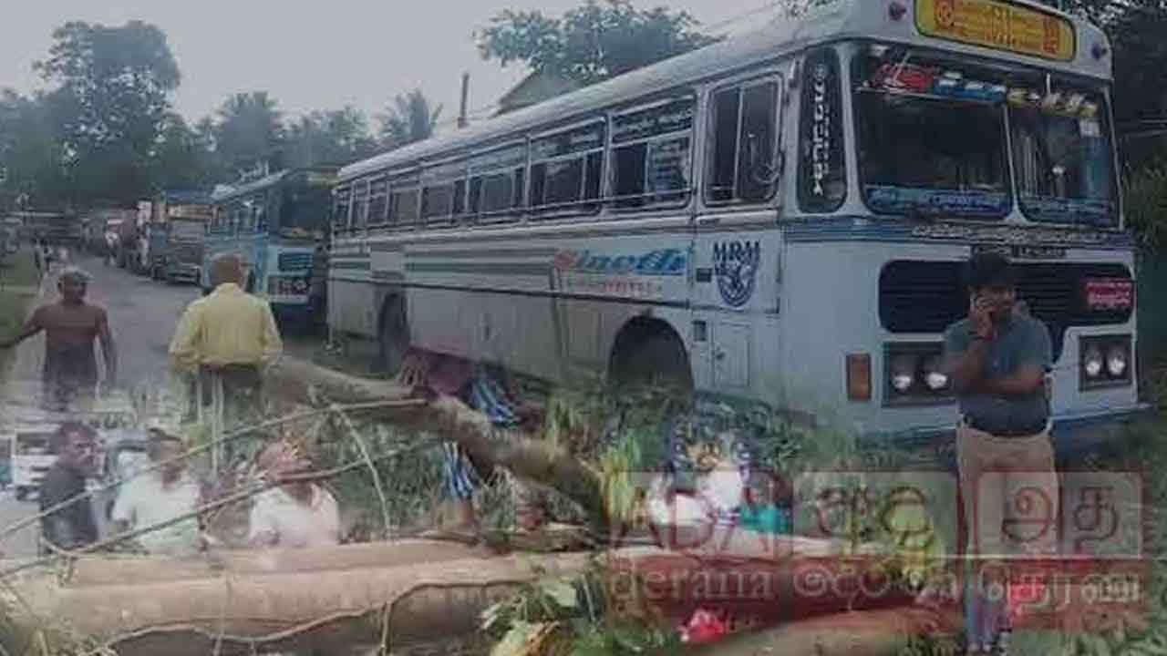 அவிசாவளை - கேகாலை பிரதான வீதியின் போக்குவரத்து முற்றாக தடை