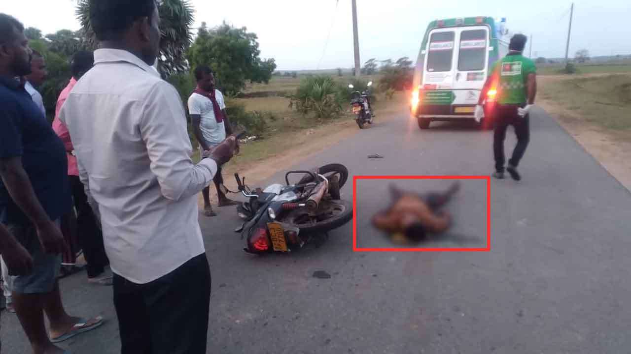 வீதியில் ஆண் ஒருவரின் சடலம் மோட்டார் சைக்கிளுடன் மீட்பு