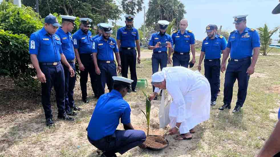 உயிர்நீத்த கடற்படை வீரர்களை நினைவு கூர்ந்து மரக்கன்றுகள் நடுகை