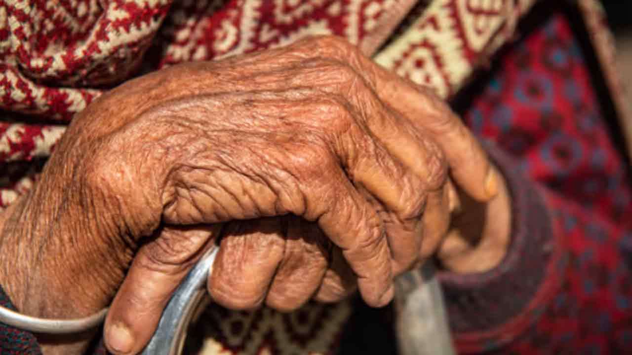 மூதாட்டியை திருமணம் செய்வதாக கூறி பல லட்சம் மோசடி