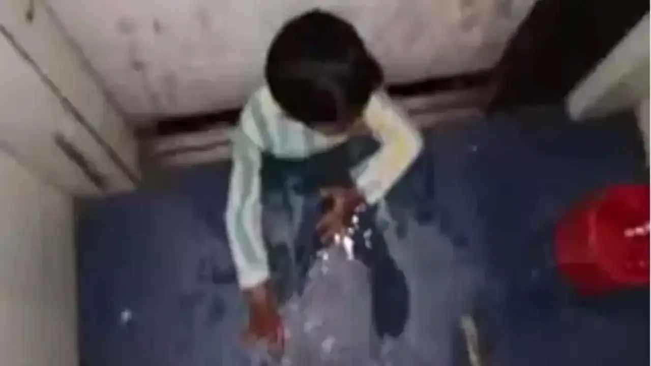 லிப்டில் சிக்கிய மகனைக் காப்பாற்ற முயன்ற தந்தை மாரடைப்பால் உயிரிழப்பு