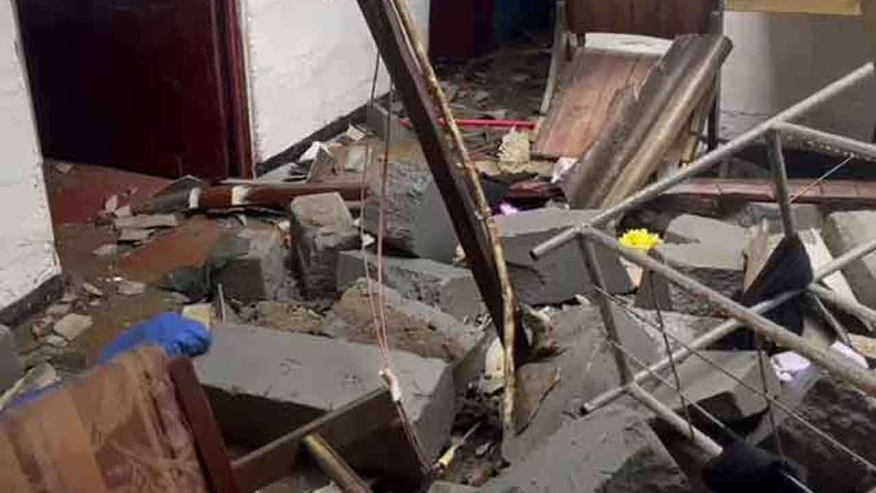 வீட்டின் மீது இடிந்து விழுந்த சுவர் - மூவர் வைத்தியசாலையில்