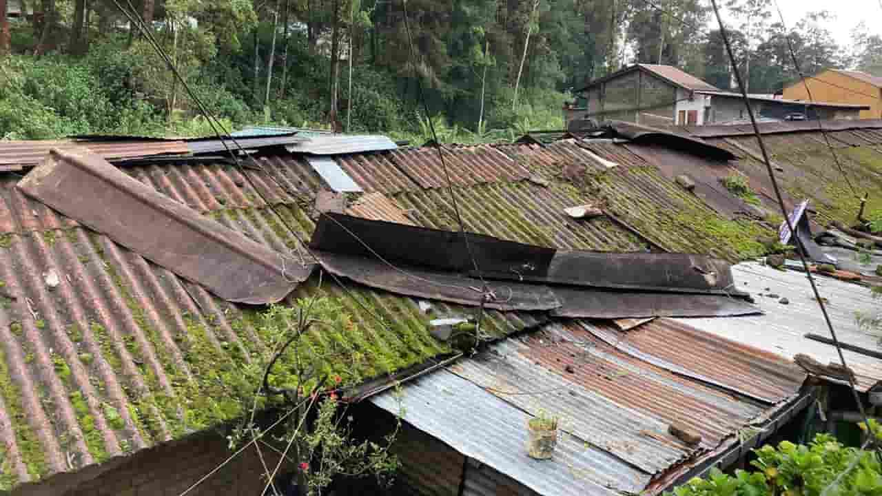 நுவரெலியாவில் கடும் காற்று - 4 வீடுகளின் கூரைகள் சேதம்