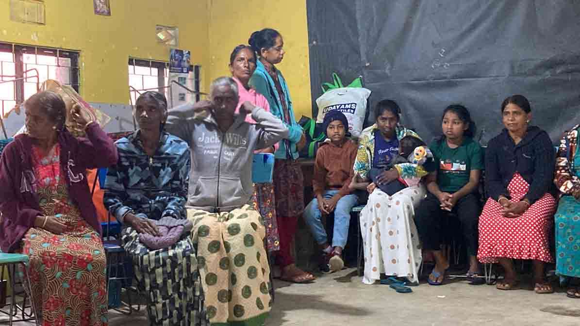 நானுஓயா - சமர்செட் , லேங்டல் தோட்டத்தில் மண்சரிவு: 120 பேர்  இடம்பெயர்வு