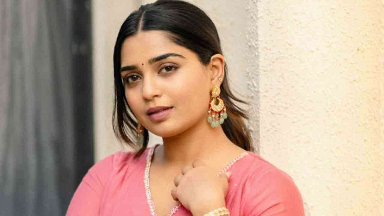 கடற்கரையில் படு கவர்ச்சியில் கௌரி கிஷன்!