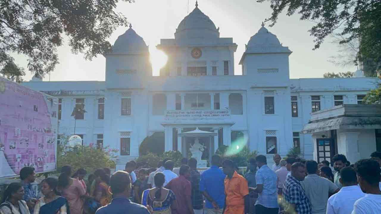 யாழ் பொது நூலகம் எரிந்து 44 ஆண்டுகள் நிறைவு