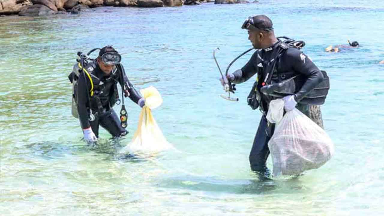 புறா தீவு கடல் பரப்பை சுத்தம் செய்யும் பணி திருகோணமலையில் ஆரம்பம்