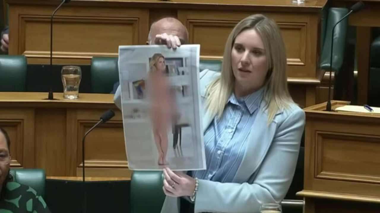  தனது நிர்வாணப் படத்தை பாராளுமன்றில் காட்சிப்படுத்திய எம்.பி!